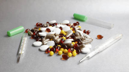 片劑、膠囊與栓劑 常見(jiàn)口服與局部給藥方式的比較